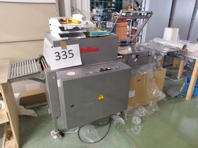 une machine placée au milieu d'une pièce