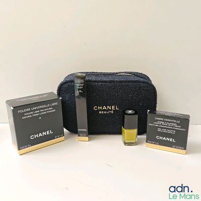 une trousse de maquillage Chanel avec trois flacons de parfum à côté