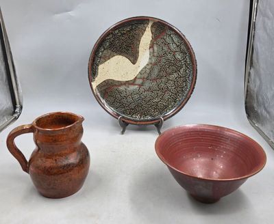 trois types différents de poteries exposées dans une vitrine