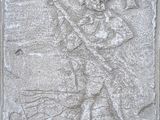 une image représentant un relief d'un homme tenant un oiseau dans la main