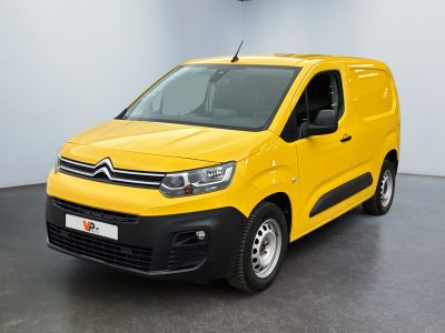 La camionnette jaune est garée dans une grande pièce blanche
