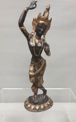 Déesse indienne en bronze patiné et doré.