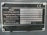 une étiquette apposée sur le côté d'une machine indiquant la capacité de levage