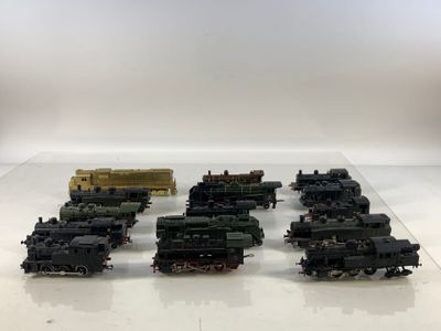 un grand nombre de trains miniatures posés sur une table