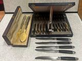 beaucoup de couteaux et de cuillères dans un coffret