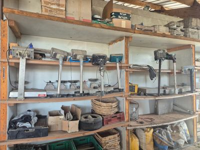 de nombreux outils différents sur les étagères du garage