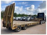 un camion à plateau garé sur un parking
