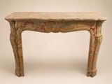 une table en bois avec un plateau en marbre sur fond blanc