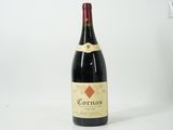 une bouteille de vin posée sur une table