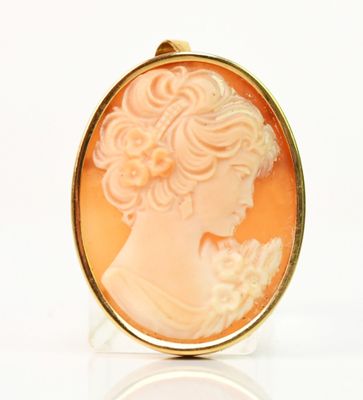 un pendentif plaqué or représente le profil d'une femme