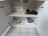 une salle de bains équipée d'un lavabo et de toilettes