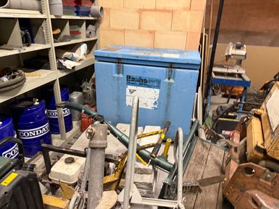 une pièce remplie d'une multitude d'outils et d'autres objets