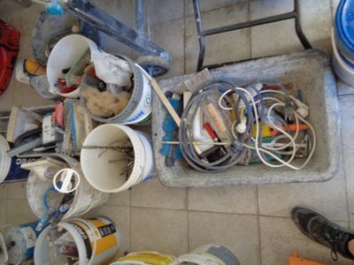 une photo d'un sol de cuisine sale, encombré d'objets divers