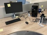 un bureau équipé d'un ordinateur et d'un moniteur