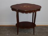 une petite table surmontée d'une étagère, dans une pièce