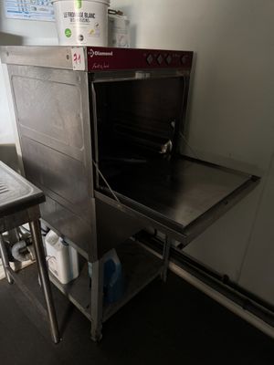 un four posé dans un coin d'une pièce