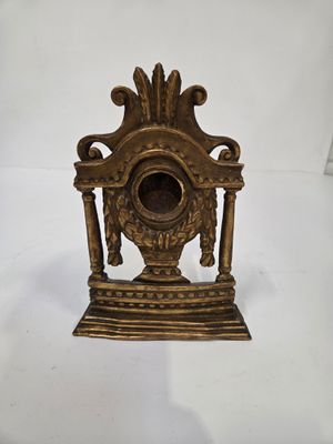 Porte-montre en bois sculpté et doré vers 1800.
