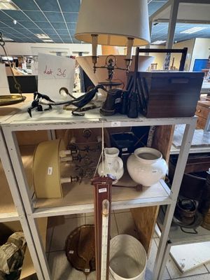une étagère sur laquelle est posée une lampe