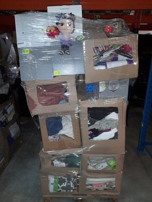 boîtes empilées dans un entrepôt