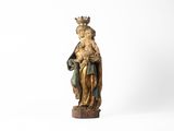 une statue ancienne d'une femme tenant un bébé dans ses bras