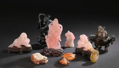 tout un tas de figurines sculptées de toutes sortes posées sur une table