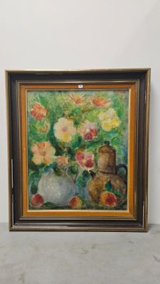 tableau représentant un vase de fleurs posé sur une table, à côté d'un autre vase de fleurs