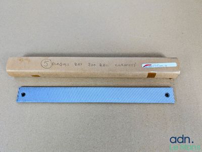 un gros plan sur une paire de ciseaux posée sur une boîte en carton