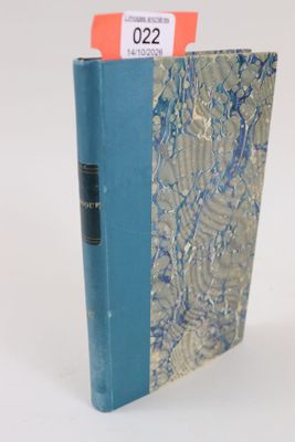 un livre à la couverture bleue posé sur une surface blanche