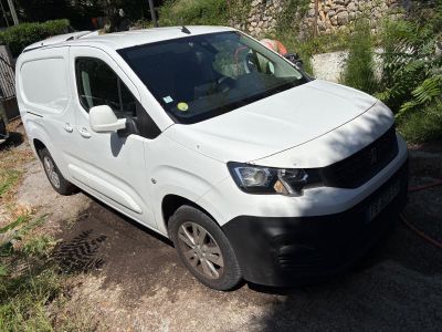 une camionnette blanche garée sur le bord de la route