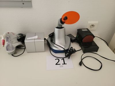 une image représentant une table sur laquelle se trouvent un microscope et d'autres objets
