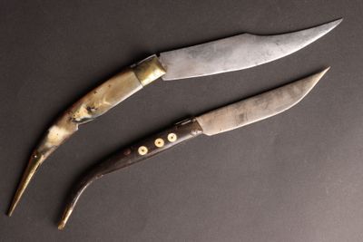 deux couteaux sont assis l'un à côté de l'autre sur une table