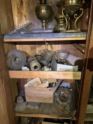 une étagère en bois sur laquelle sont posés divers objets, dans une pièce