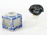 une paire de vases bleus et blancs posés sur un socle transparent