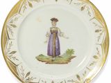 une image représentant une assiette sur laquelle figure une femme en robe violette