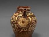 une image représentant un vase marron orné de motifs