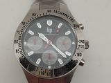 gros plan d'une montre sur une surface blanche