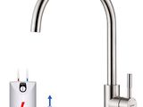 un gros plan d'un robinet avec un distributeur d'eau à côté