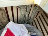 un sac posé sur un banc en bois