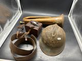 une boîte en métal contenant un casque, une batte de baseball et d’autres objets