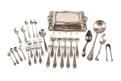 beaucoup de cuillères et de couverts en argent sur la table