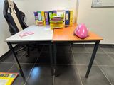 un bureau avec une chaise et une table sur laquelle est posé un casque