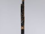 un stylo noir et doré posé sur un socle transparent