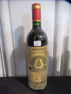une bouteille de vin posée sur une table