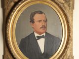 portrait d'un homme en costume et nœud papillon dans un cadre doré