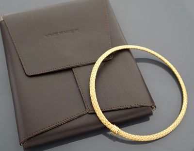 Collier en or jaune 18K 750 millièmes, de type torque souple…