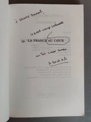 un livre ouvert, sur lequel on voit des notes, posé sur une table