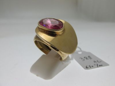 une image représentant une bague en or sertie d'une pierre rose