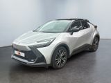 Le nouveau SUV Toyota C-HR est garé dans un showroom.