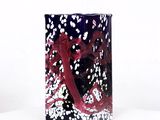 un vase noir et rouge orné d'un cœur rouge