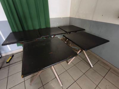 deux tables noires posées sur un sol carrelé